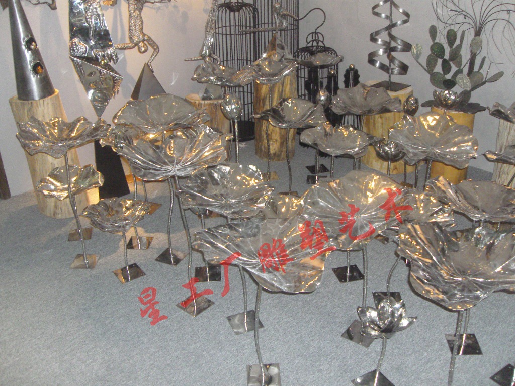 不锈钢荷花雕塑 自然与艺术的金属对话